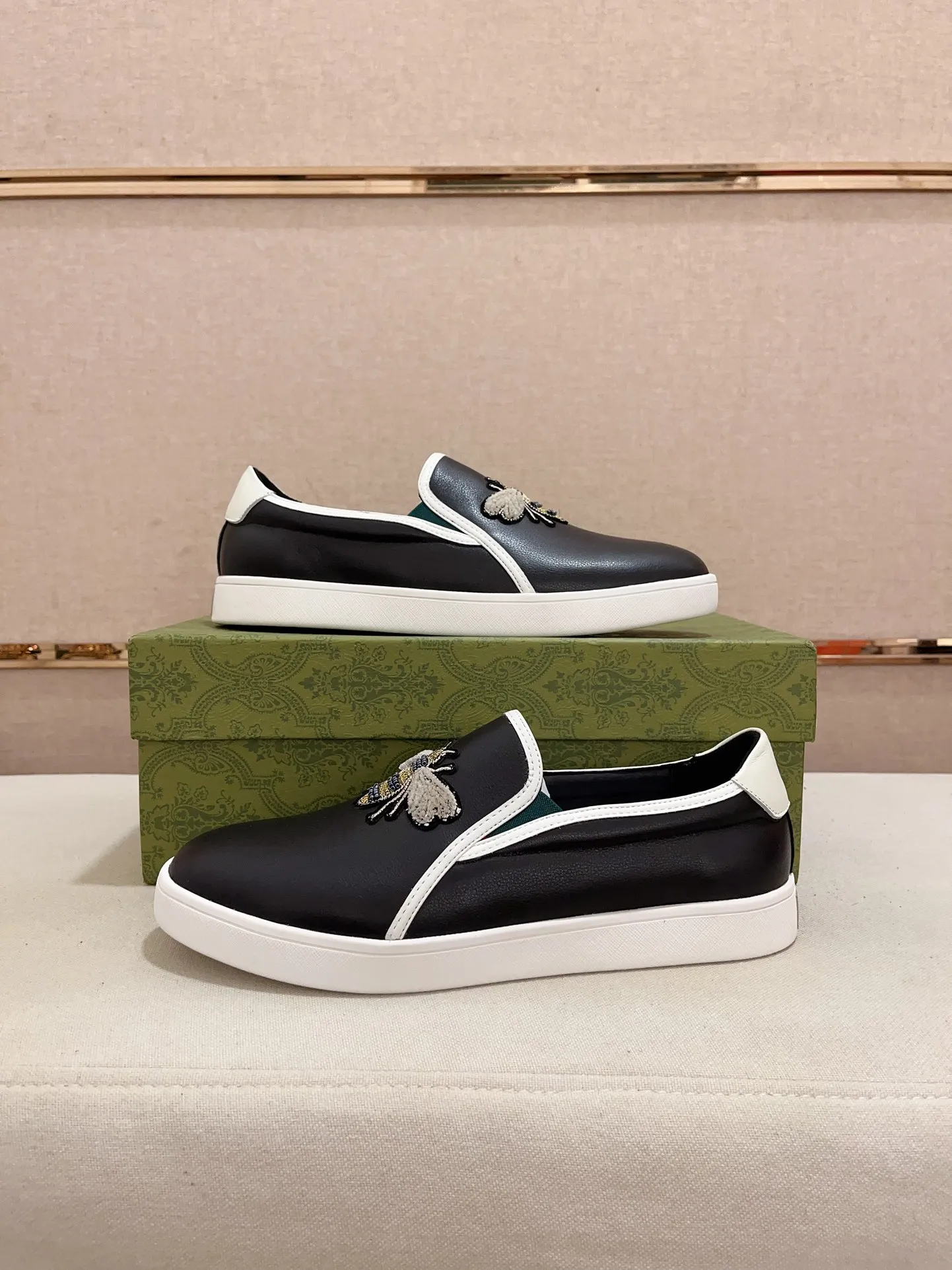 Men's clothing and shoes💰:440💰 (GUCCI) The latest model from the official website 🎁🎁Casual and fashionable men's shoes👟, hot style 💥The version is simple and elegant, exclusive for trendy men. Unique official website latest brand elements 👑Gucci original decoration, fashionable and generous, the fabric is original cowhide ✅sheepskin lining, the official website specifies wear-resistant casual outsole, the classic model is taken in kind at the counter🎬38-44 (45 is not returned or exchanged)